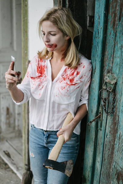  зомбі жінка приймає власний портрет
  - Фото, зображення