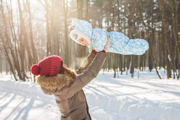 Šťastný otec, hrát si s malým chlapcem dítě syn v zimní přírodě - Fotografie, Obrázek