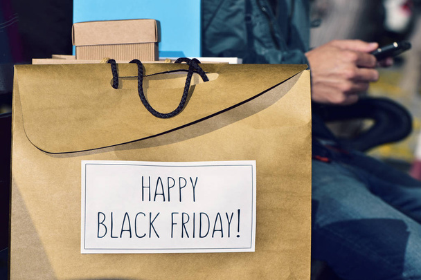 hombre y bolsa con el texto feliz viernes negro
 - Foto, Imagen