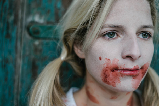  seryjny morderca lub kobieta zombie  - Zdjęcie, obraz