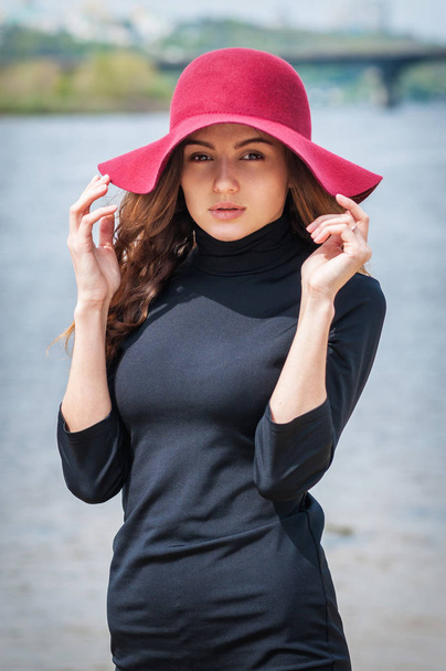 Kobieta moda portret stylowy ładny odkryty. Mody ulicznej. Czerwony kapelusz - Zdjęcie, obraz