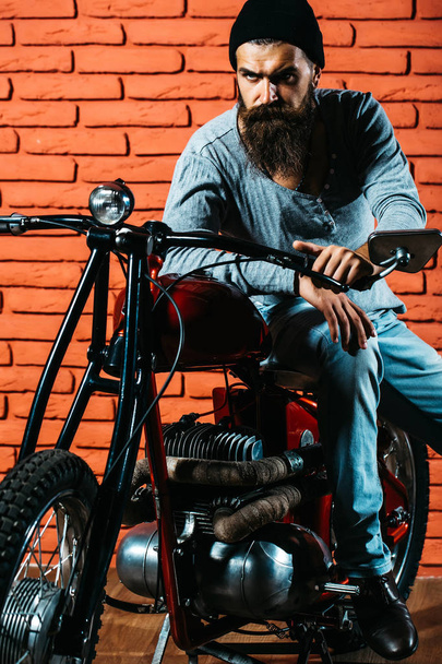 barbudo motorista hombre en moto - Foto, Imagen
