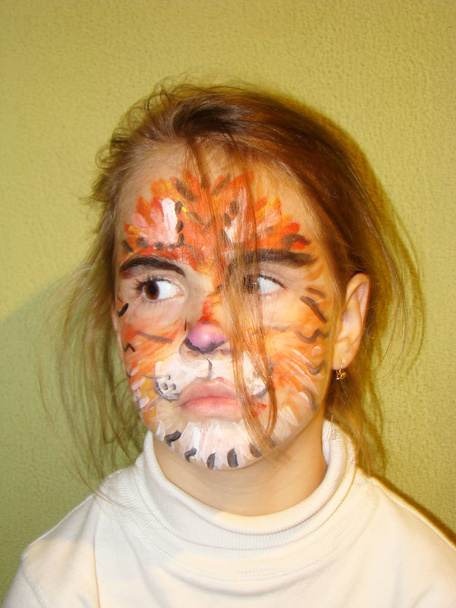 meisje met het gezicht van de tijger - Foto, afbeelding