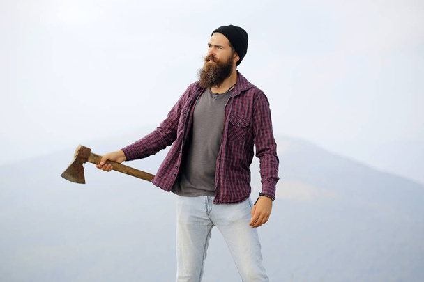 bearded man with ax on mountain - Foto, afbeelding