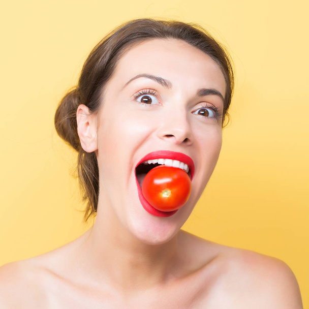 pretty girl with red tomato - Foto, Imagen