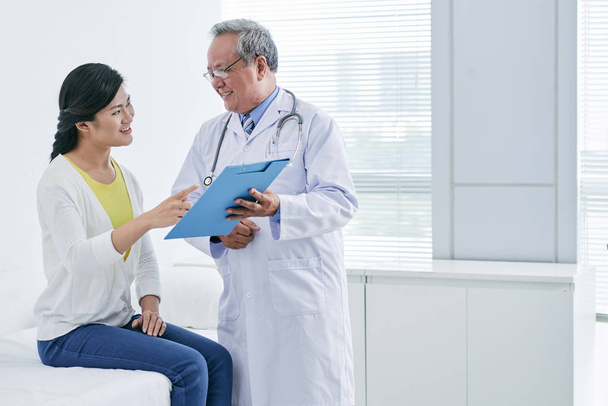 doctor and patient discussing diagnosis - Photo, Image