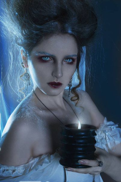 bela menina fantasma, bruxa, noiva morta em um vestido branco com penteado vintage. Estúdio
 - Foto, Imagem