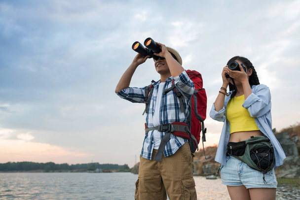 туристів, які дивляться на бінокль і фотографують
 - Фото, зображення