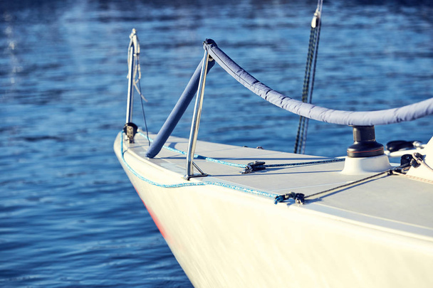 Wyposażyć jacht z szelkami dla spinnaker - Zdjęcie, obraz