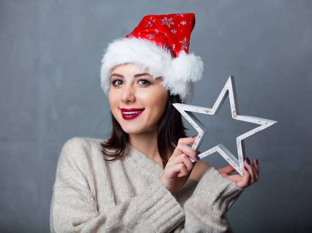 mulher em chapéu de Natal com estrela
  - Foto, Imagem