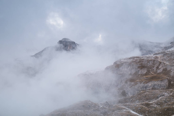 ドロミティ山脈の霧山シーン - 写真・画像