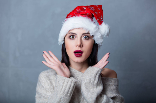 Mujer en sombrero de Navidad
 - Foto, imagen