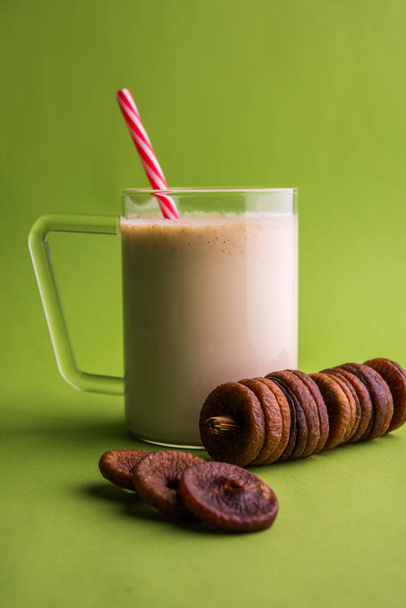 anjeer milk shake o fig milk shake, bevanda salutare con fichi secchi, messa a fuoco selettiva
 - Foto, immagini