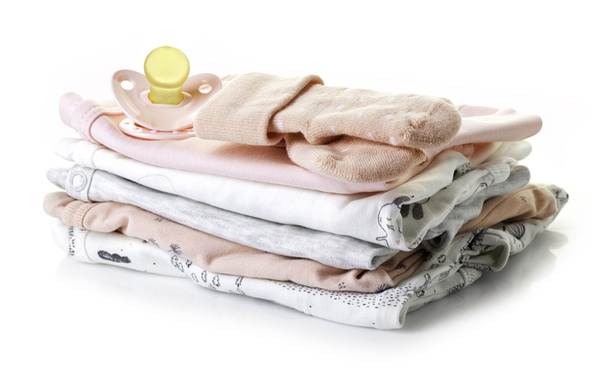 Montón de ropa de bebé aislada en blanco
 - Foto, imagen