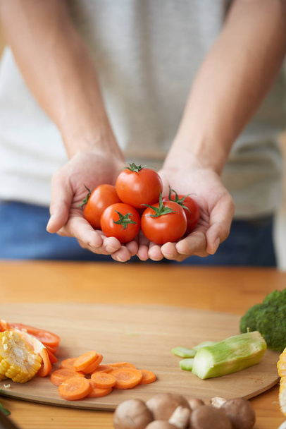 man holding fresh ripe tomatoes - Foto, Bild