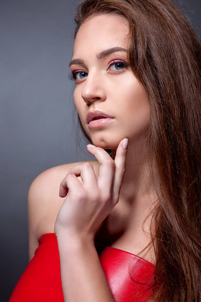 Ritratto dell'adolescente in abito rosso su sfondo grigio
 - Foto, immagini