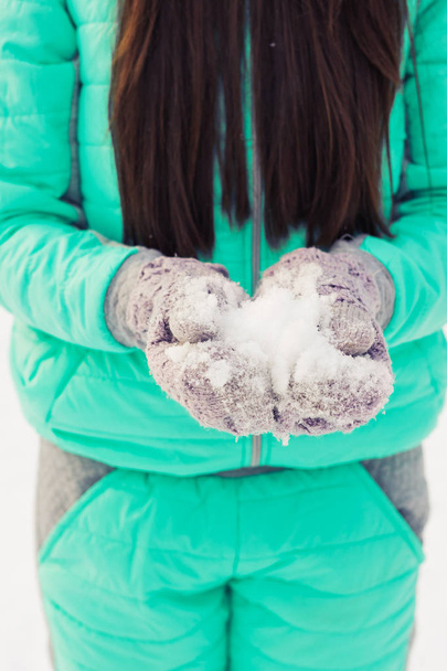 κινηματογράφηση σε πρώτο πλάνο σε γυναίκα χέρι σε χιονισμένες γάντια - Φωτογραφία, εικόνα