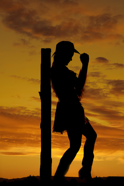 woman silhouette post hands hat - Foto, afbeelding