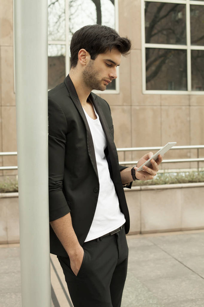 Young man using a smartphone - Foto, Bild