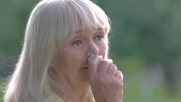 Frau wischt Nase mit Taschentuch ab. - Filmmaterial, Video