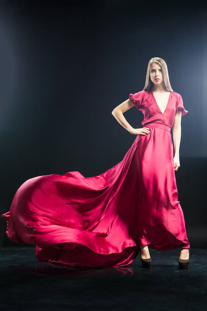 エレガントな長いピンクのドレスで魅力的な若い女性 - 写真・画像