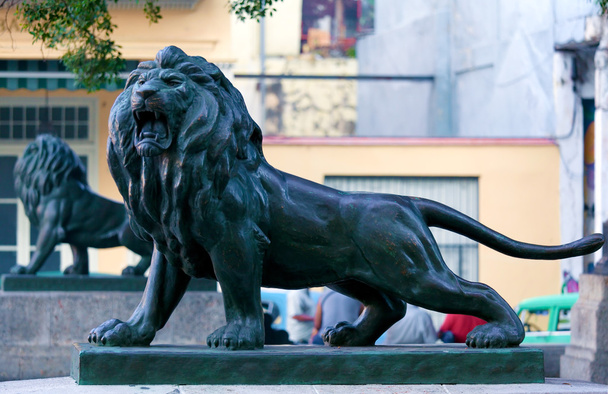 Leijonan patsaita Paseo del Pradolla, Havannassa
 - Valokuva, kuva