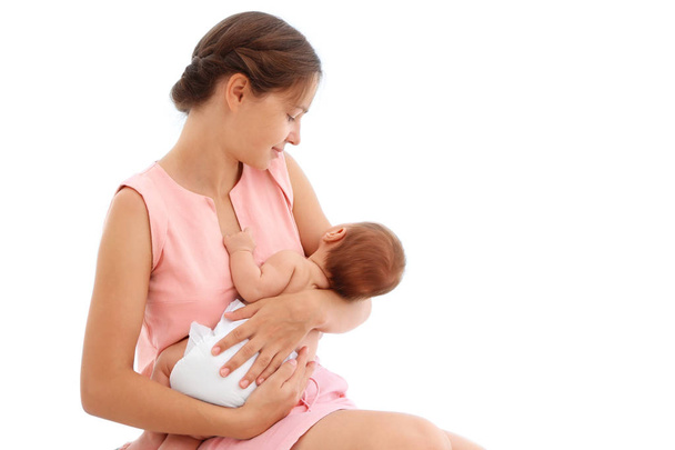 junge Frau mit niedlichem Baby vor hellem Hintergrund - Foto, Bild
