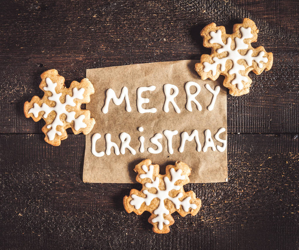 エフェで暗い背景にクリスマスのジンジャーブレッドのクッキー - 写真・画像