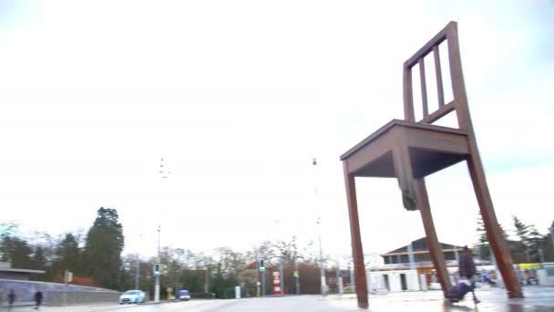 Panorama of Broken Chair monument and Palace of Nations in Geneva, Switzerland - Séquence, vidéo