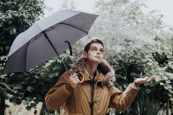 muž s umbrela, deštivé - Fotografie, Obrázek