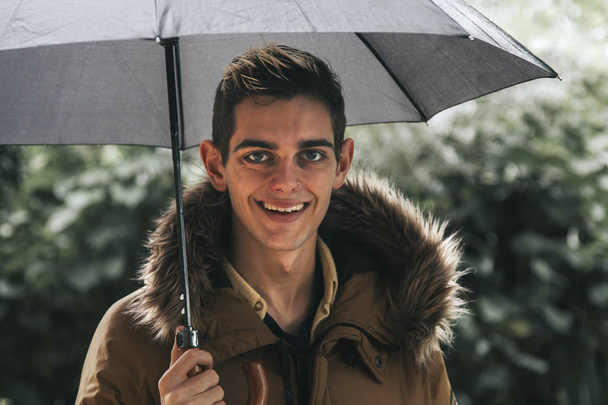 man met umbrela, regenachtig - Foto, afbeelding