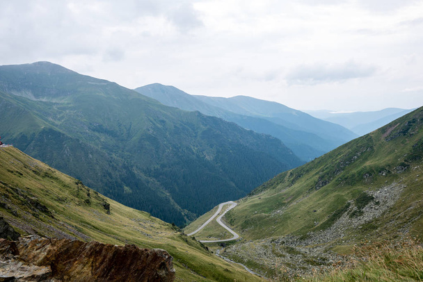 Vista a las montañas de los Cárpatos carretera de guerra transfagarasan
 - Foto, imagen