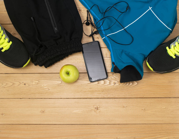 Sportaccessoires für Fitness auf dem Holzboden. - Foto, Bild