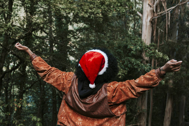 dziewczyna z hat Bożego Narodzenia  - Zdjęcie, obraz