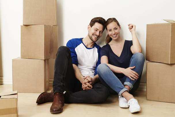 Couple with cardboard boxes - Φωτογραφία, εικόνα