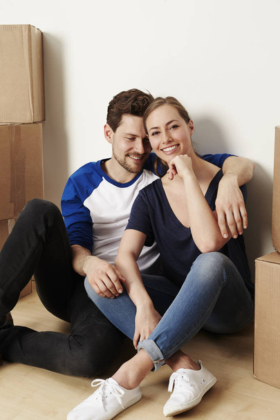 Пара сидить з картонними коробками
 - Фото, зображення