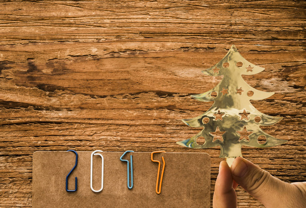 χρυσό χριστουγεννιάτικο δέντρο και τον αριθμό του 2017  - Φωτογραφία, εικόνα