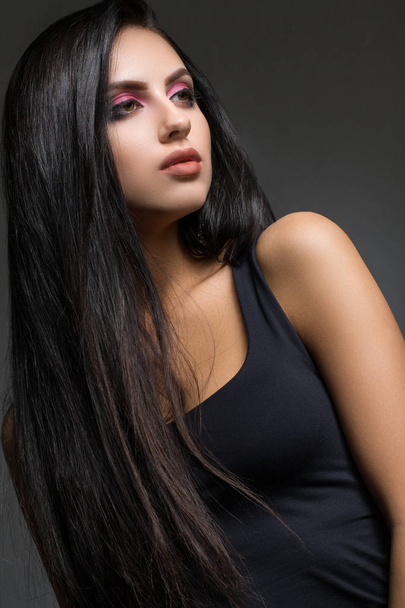 brunette with long hair - Foto, afbeelding