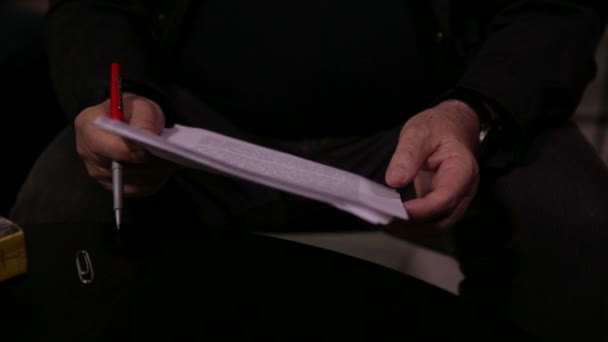 Gros plan sur les mains d'un homme lisant des papiers
 - Séquence, vidéo