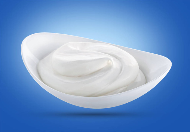 Creme de leite em tigela branca isolado
 - Foto, Imagem