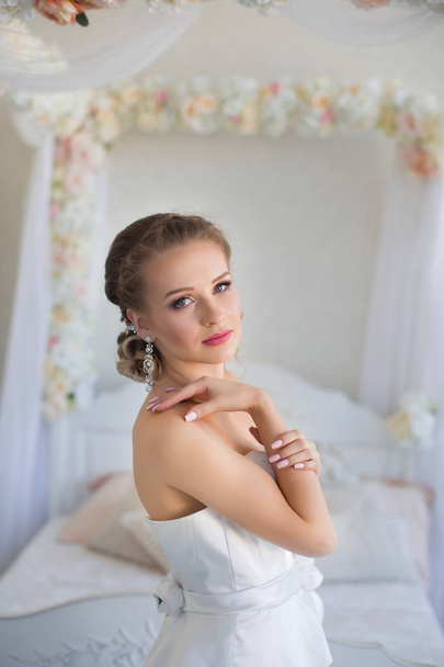 Girl in white dress in the apartment - Zdjęcie, obraz