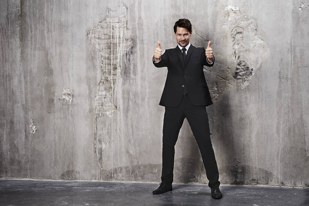 Handsome businessman with thumbs up - Foto, afbeelding