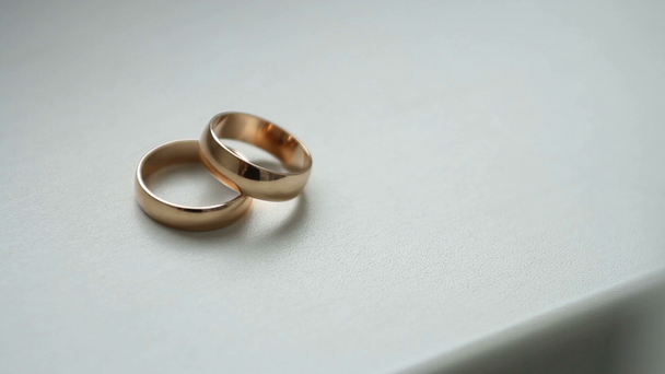 Esküvő gyűrű, a fehér asztal, háttér - Felvétel, videó