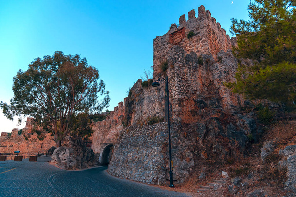 壁とアラニヤの要塞の建物 - 写真・画像