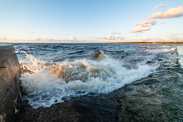 playa confortable del mar báltico con el agua estrellándose en el r
 - Foto, Imagen