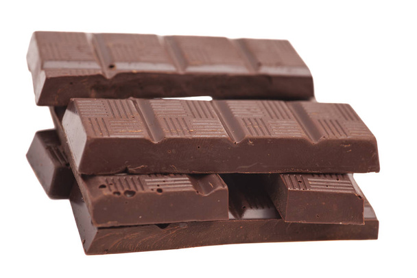 Kaputte Milchschokolade Riegel isoliert auf weißem Hintergrund - Foto, Bild