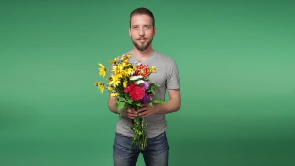 Young romantic man giving a bouquet of flowers - Video