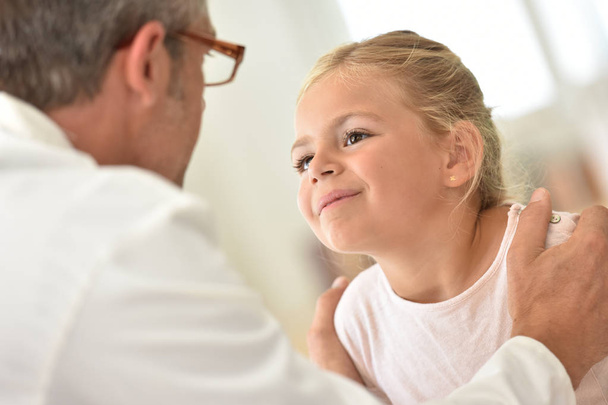 Doctor examining little girl's throat - Фото, зображення
