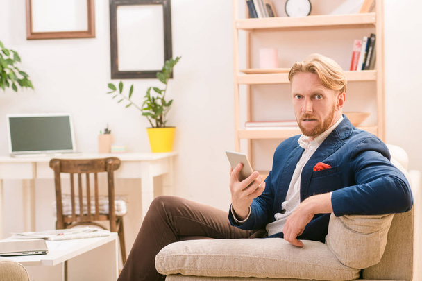 businessman using mobile or smart phone - Valokuva, kuva