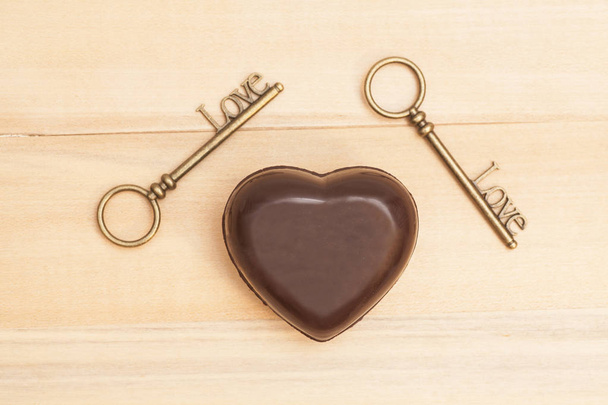 Heart and Keys for love on wooden background - Foto, Imagen